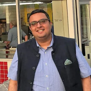 Varun Tuli, Managing Director of Yum Yum Cha, Petpooja Wireless Calling Device customer